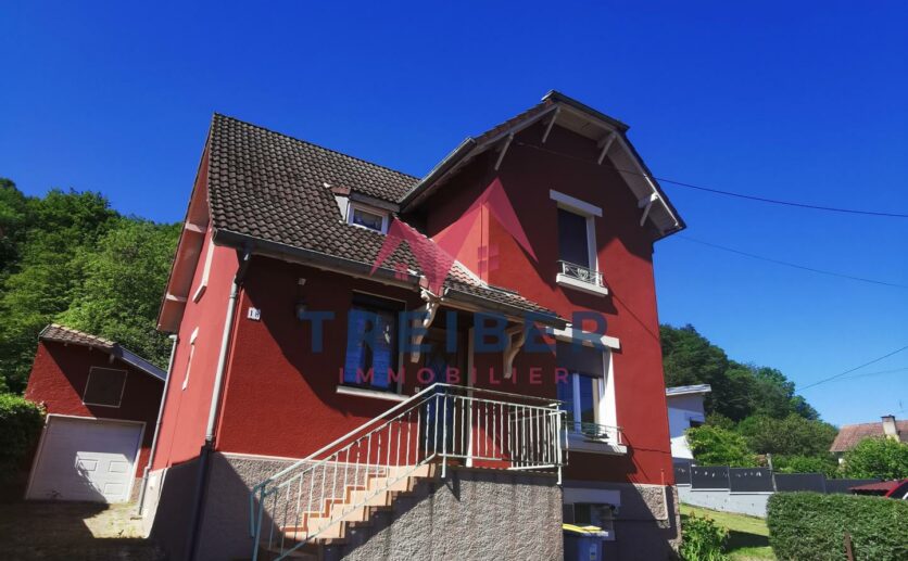 Maison Cravanche sur 895 m2 de terrain avec terrasse et grand garage au calme